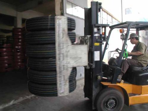 ຢາງລົດບັນທຸກດ້ວຍລົດຍົກ Forklift